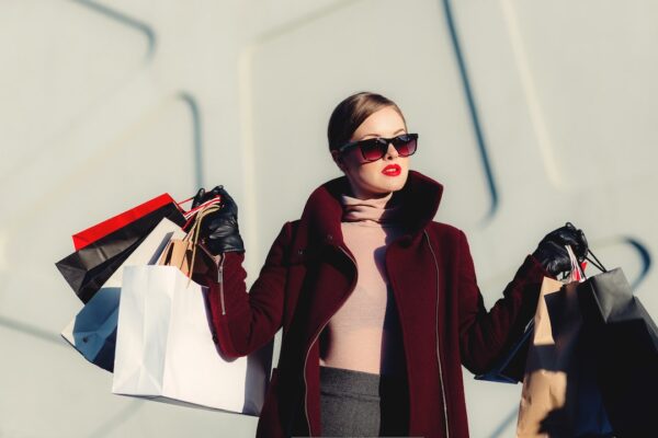 Tendințe de top în moda anului 2024: Cum să fii în pas cu moda și să impresionezi