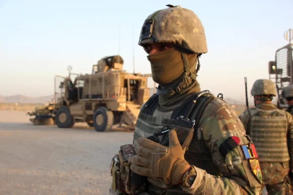 Armata Română pierde sute de militari lunar. Cum pot fi opriți soldații să părăsească sistemul
