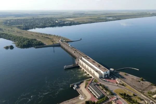 Rușii, la un pas să provoace un alt dezastru. Rachete și drone au fost trase asupra centralei hidroelectrice din Kiev