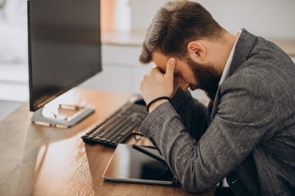 Burnout-ul nu trece cu un concediu: Iată pașii de urmat