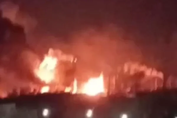 Atac ucrainean cu drone asupra unei rafinării din Rusia. Incendiu puternic la sud de Moscova