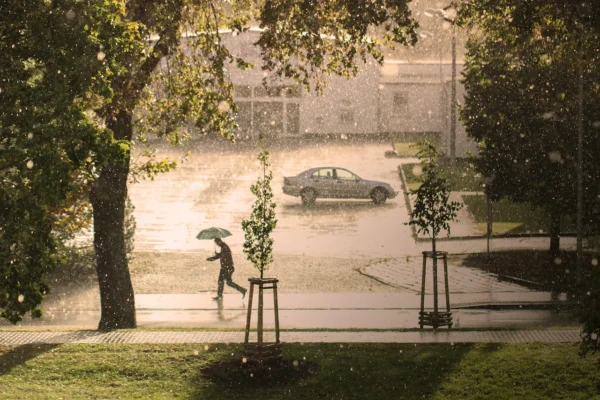 Meteorologii avertizează! Vara vine mai târziu în 2025. Prognozele arată un iunie foarte rece și ploios