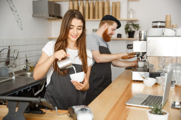 Doi barista prepară cafea la espressor modern
