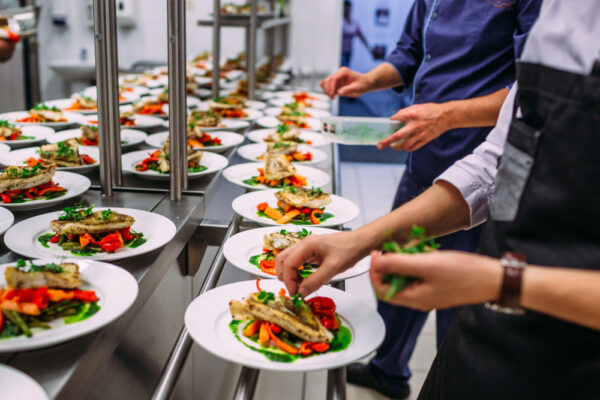 Bucătari plating preparate gourmet în bucătărie profesională