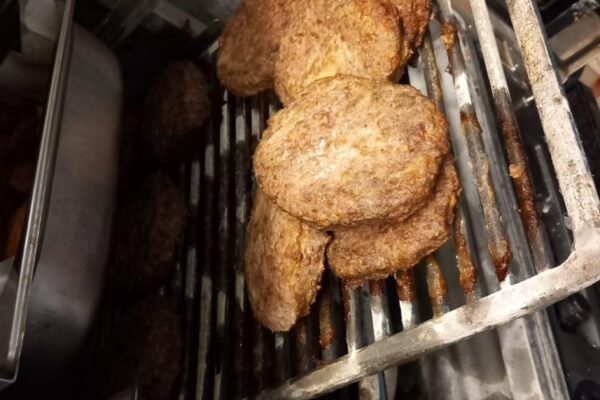 Chiftele de burger rumenite pe grătar metalic