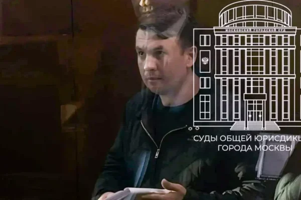 Bărbat ținând documente, grafică tribunal Moscova