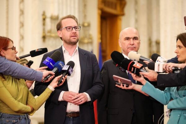 Oficiali susțin declarații presei în clădire guvernamentală