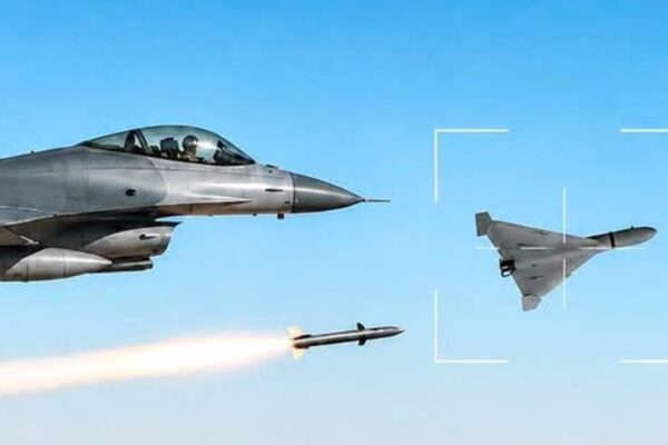 Avion militar lansează rachetă spre dronă