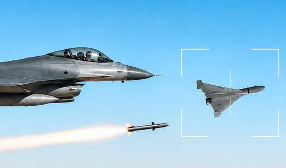 Avion militar lansează rachetă spre dronă