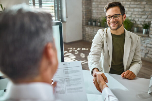 Cum adaptezi CV-ul pentru fiecare domeniu: IT vs. HR vs. Vânzări