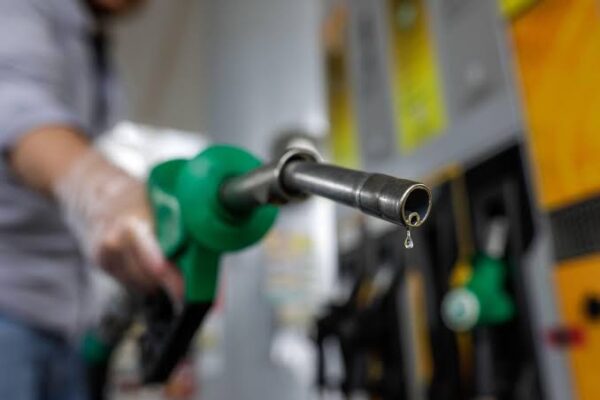 Noi scumpiri la pompă. Motorina se apropie de 11 lei pe litru, iar benzina de pragul de 10 lei