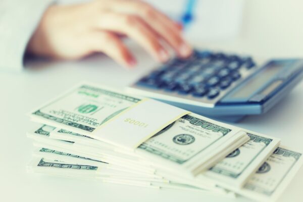 Cum scoți bani legal din firmă: salariu, dividende sau decontarea cheltuielilor