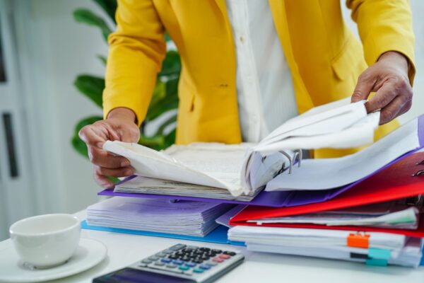 Ce taxe trebuie să plătească o firmă în România și cum se calculează corect