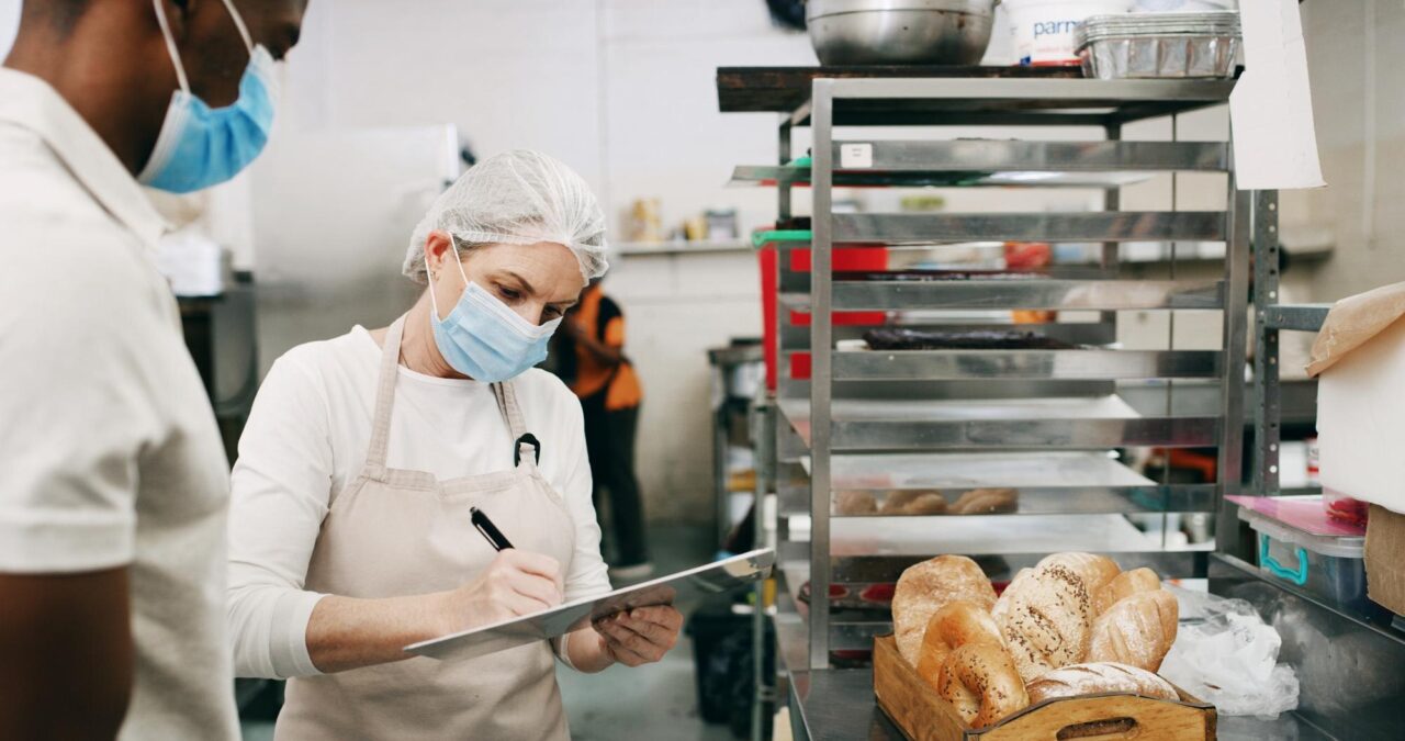 Noile reglementări de igienă și siguranță alimentară: ce trebuie să știi în 2026