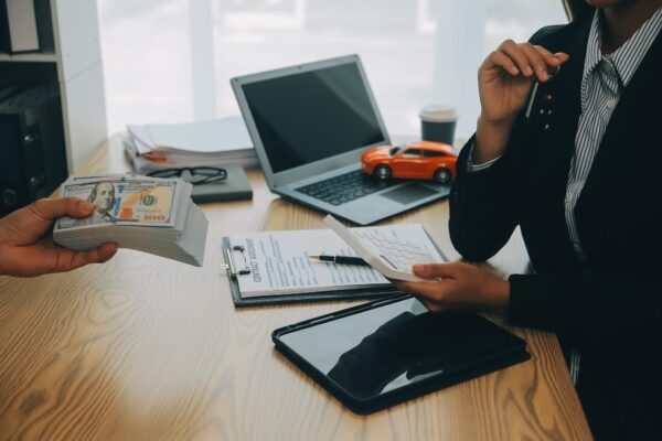 Cheltuielile cu mașina firmei sunt deductibile? Reguli și situații frecvente