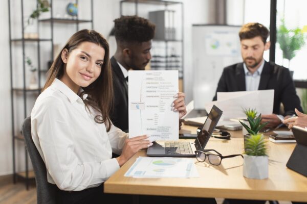 Cum adaptezi CV-ul pentru fiecare domeniu: IT vs. HR vs. Vânzări
