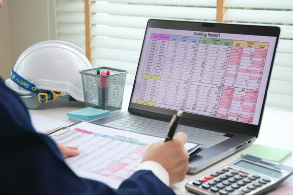 Ce rol are un ERP cu agenți AI în managementul proiectelor de construcții și cum îți protejează marja