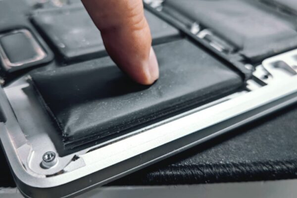 Bateria MacBook după 300 de cicluri: ce este uzură normală, ce este defect și ce poți cere în anul al doilea de garanție